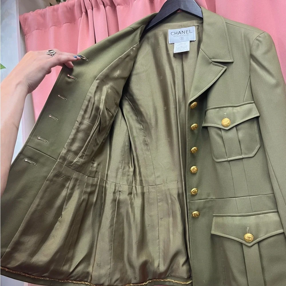 1996 CHANEL Boutique Olive Green Wool Jacket with Gold Chain Hem – Women's FR 44